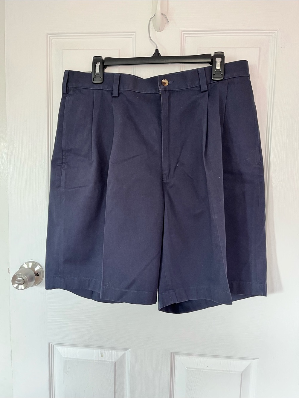Brand new! Navy blue JOS. A. BANK pleated shorts men’s size 35 REG 100% cotton